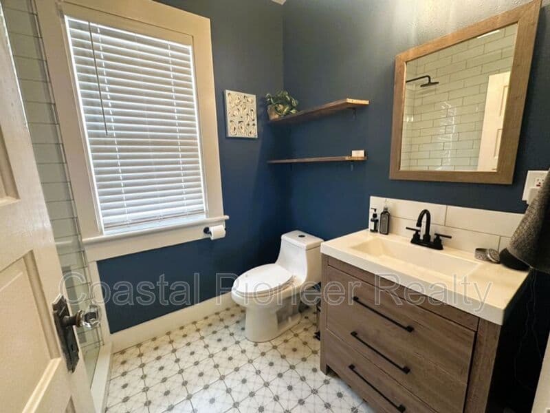 Tampa House: 115 W Plymouth St