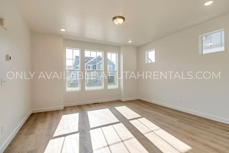 South Jordan House: 11474 S Andover Rd