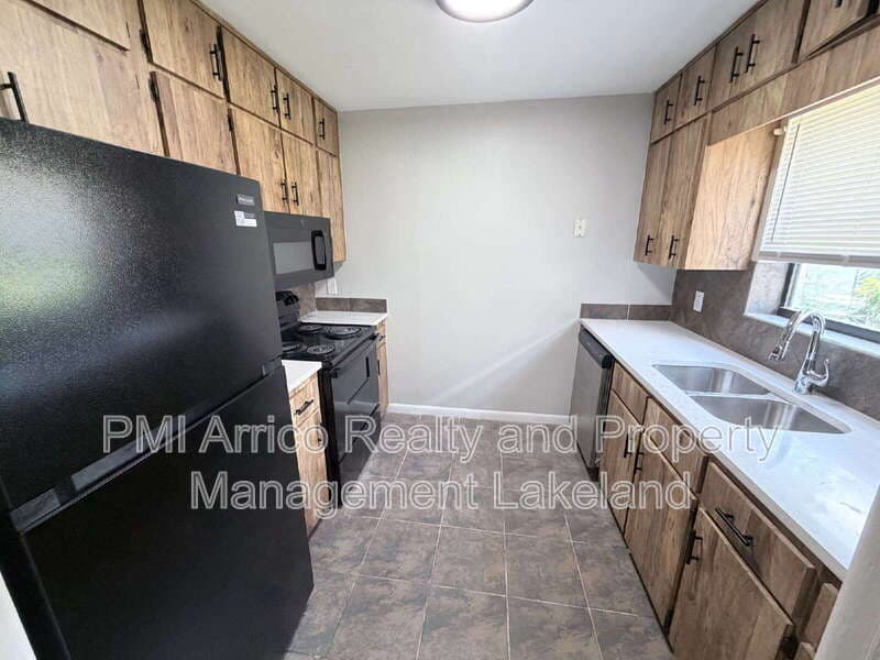 Lakeland House: 3584 Raintree Cir