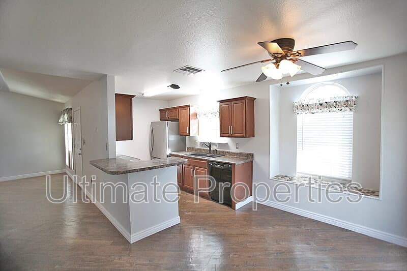 Peoria House: 8140 N 107th Ave