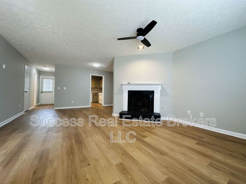 Kennesaw House: 1016 Kennesborough Rd NW