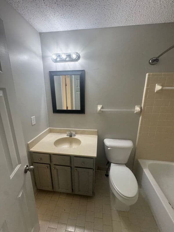 Memphis House: 6343 Kirby Downs Dr
