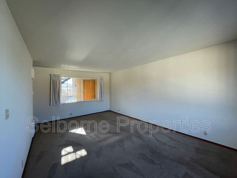 Oakland House: 2500 Ivy Dr.