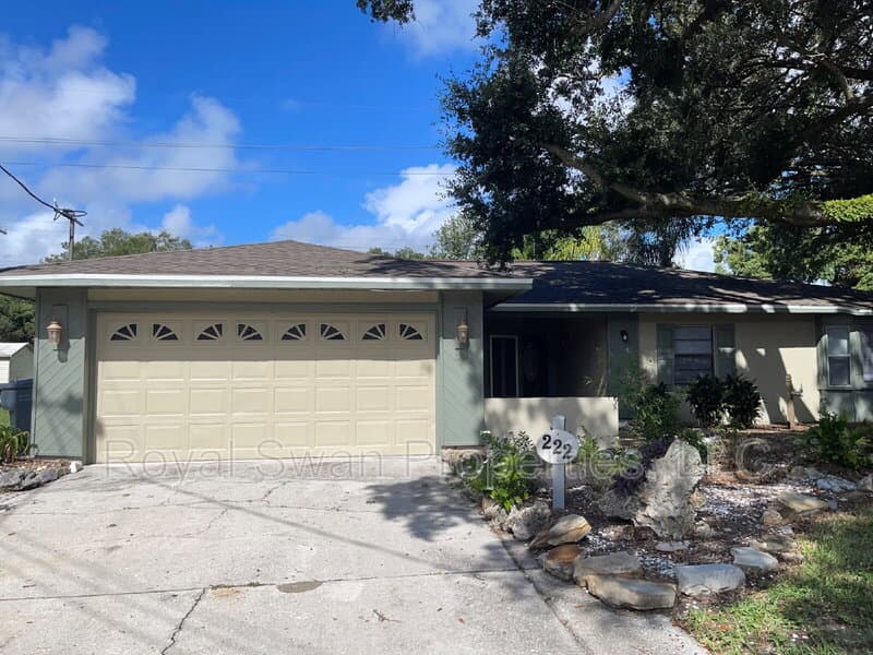 Auburndale House: 222 Lakeview Drive