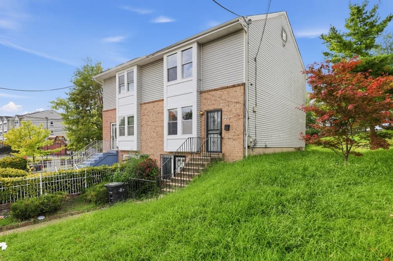 Washington House: 910 Southern Avenue Southeast
