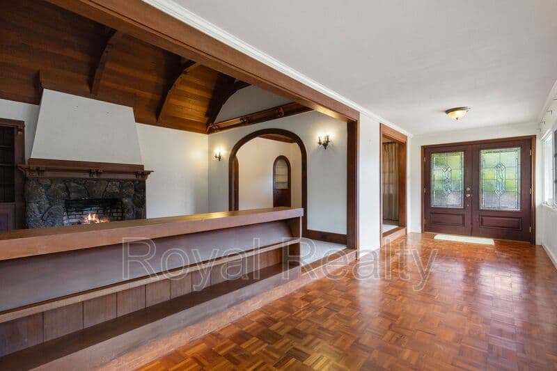 Honolulu House: 2910 Nanihale Place