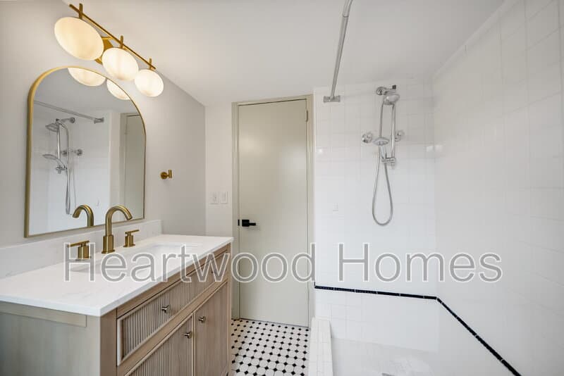 Columbia Condo: 1911 Cermack St