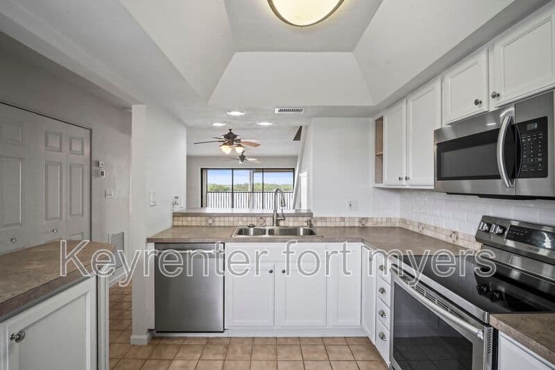 Fort Myers Beach House: 894 Buttonwood Dr