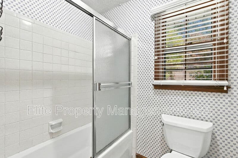 Gainesville House: 1028 Holly Drive