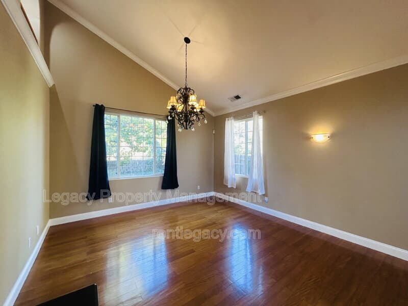 Fairfield House: 2136 Fieldcrest Ave