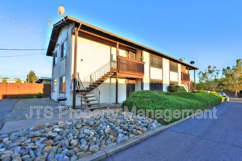 Folsom House: 319 Montrose Drive