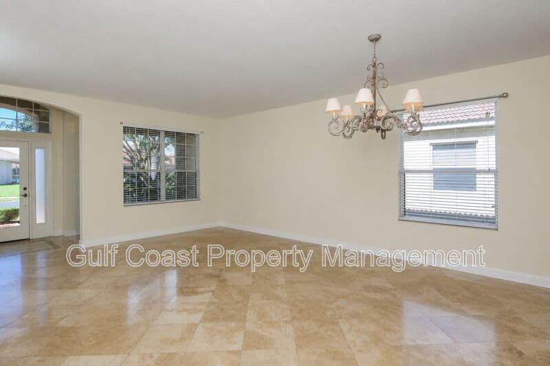 Bradenton House: 6945 74th Street Circle East