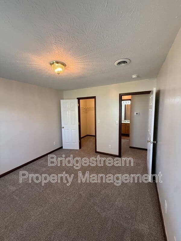 Germantown House: 136 Colonial Circle