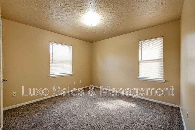 Midwest City House: 116 W. Rose Drive