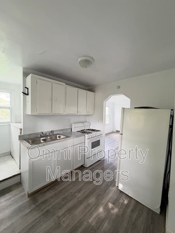 Warren House: 7568 Hudson Ave