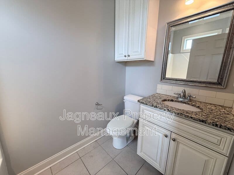 Lafayette House: 108 Shallowford Dr