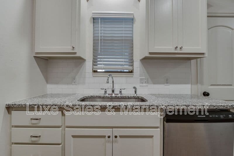 Edmond House: 341 Chalk Hill Ct