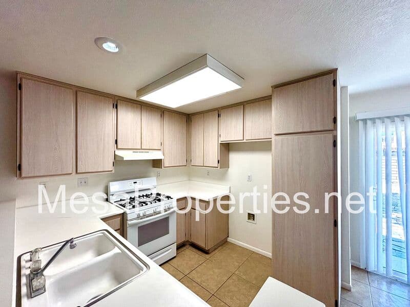 Victorville House: 14565 Windmill Rd