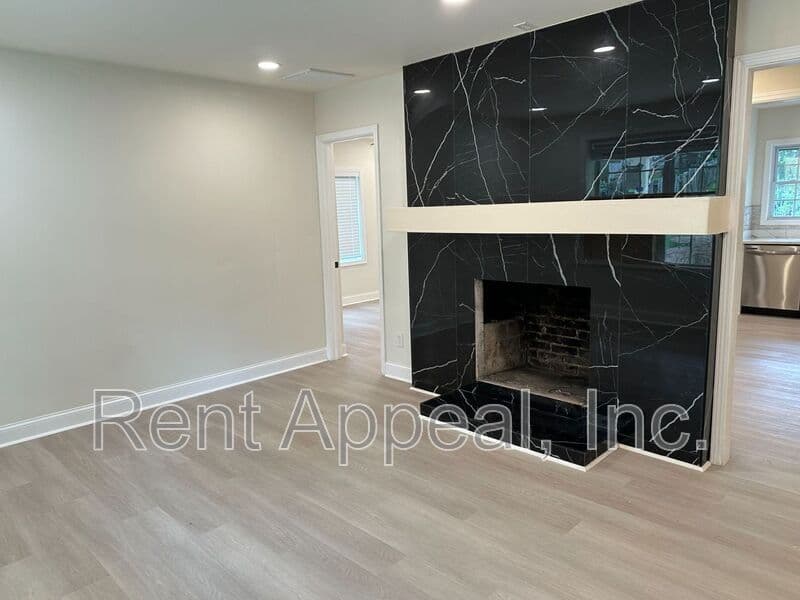 Atlanta House: 943 Violet St Se