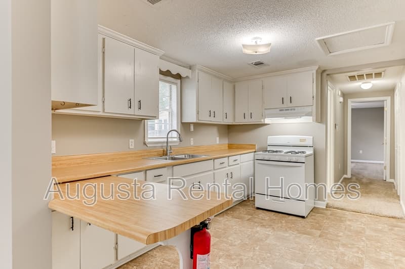 Augusta Condo: 1444 Heard Avenue - 1/2