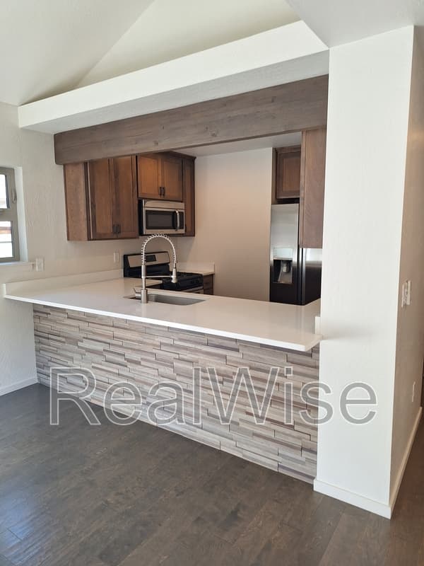 Ashland House: 49 N Mountain Ave