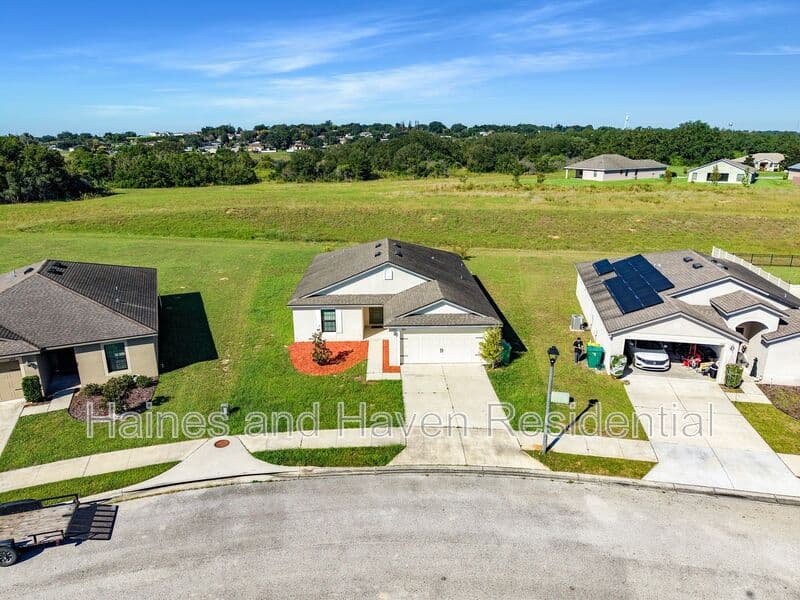 Dundee House: 1503 Swan Lake Cir