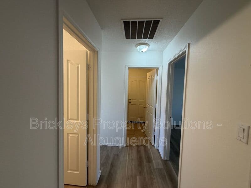 Albuquerque House: 5411 Monterey Cove Ave NW