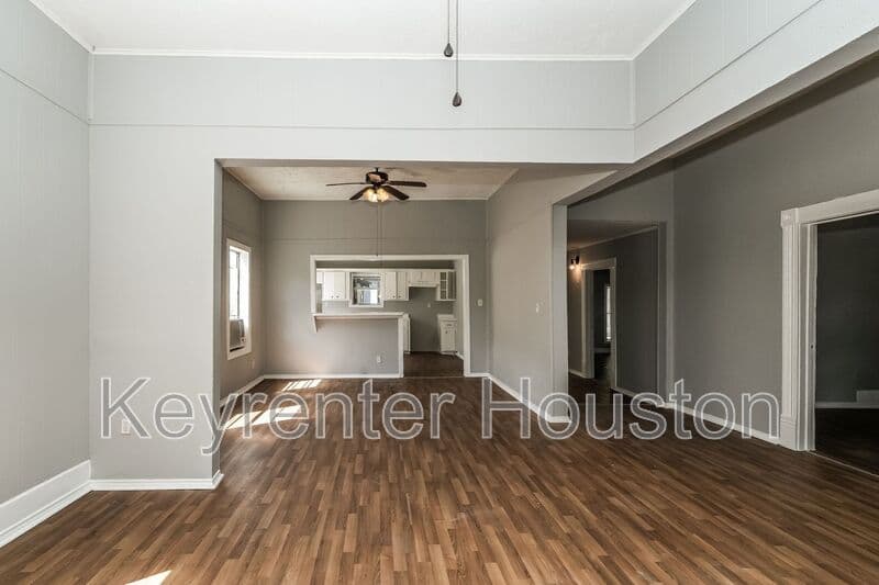 Houston House: 4610 Schroeder Rd