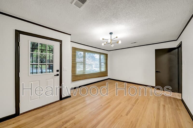 Columbia Condo: 1911 Cermack St