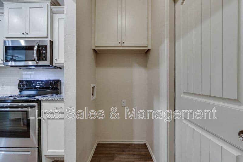 Edmond House: 341 Chalk Hill Ct