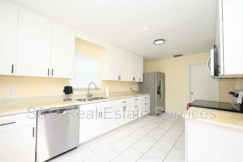Lakeland House: 1774 Birchwood Loop
