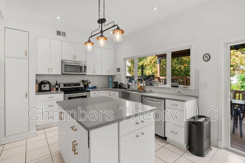 Washington House: 3532 Warder St NW