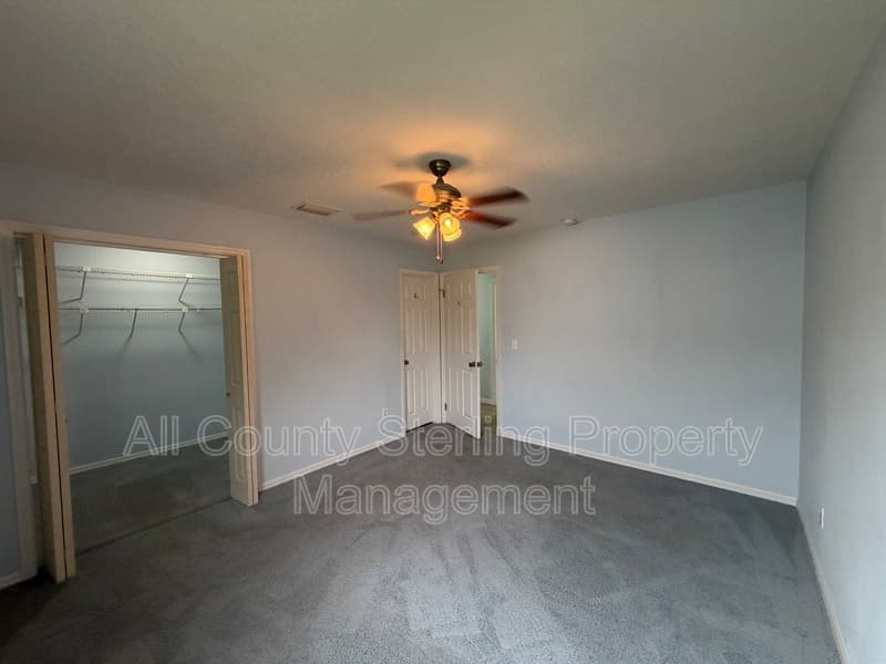 Lake City House: 166 SE Jenese Way