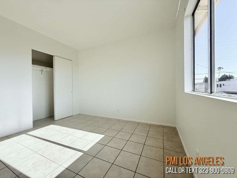 Los Angeles Condo: 943 West 68th Street