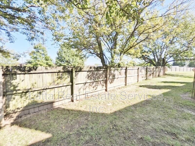 Independence Townhome: 18919 E Manor Dr
