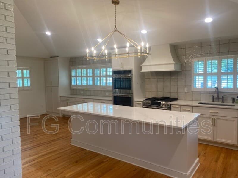 Easley House: 206 Sunshine Way