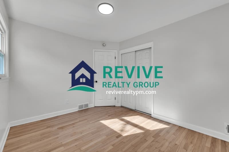 Garden City House: 27629 Windsor Street