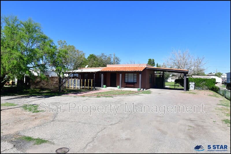 El Paso House: 7817 West Dr