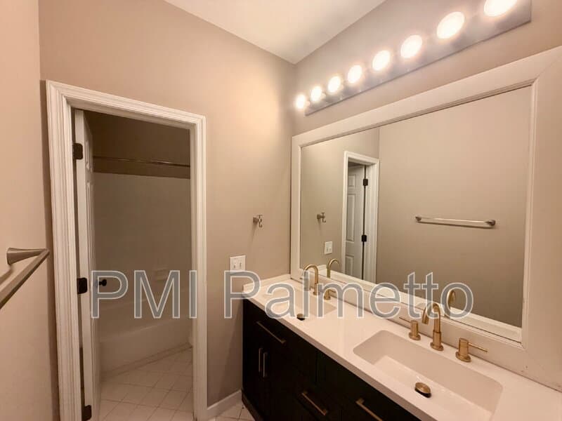 Columbia House: 3923 West Buchanan Drive
