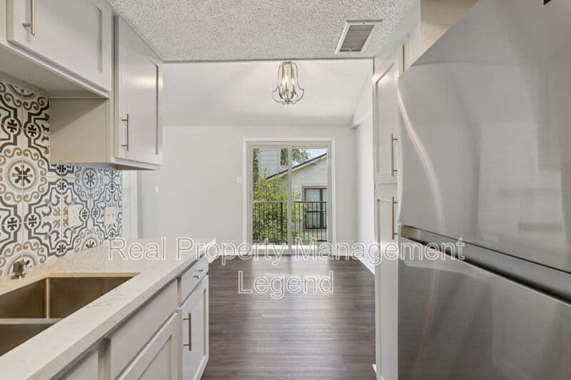 Dallas House: 6646 E Lovers Lane