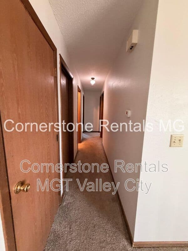 Valley City House: 1063 5th Ave NW