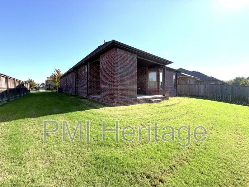 Bentonville House: 2700 Southwest Nottingham Avenue