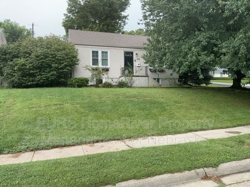 Omaha House: 1302 S 51st Ave
