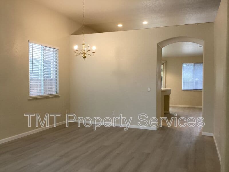 Elk Grove House: 10012 Mosaic Way