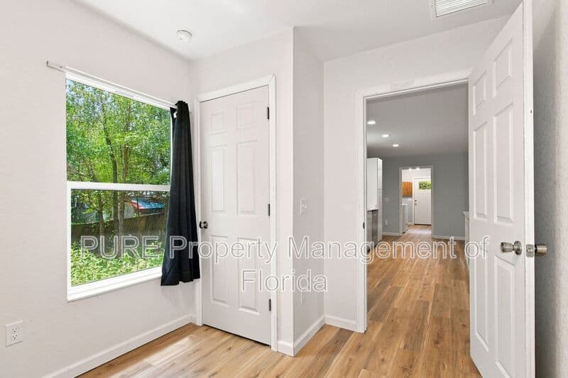 Williston House: 11330 NE 66th Lane
