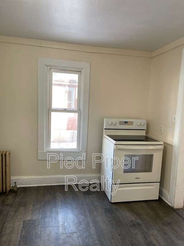 Freeport House: 320 W Clark St
