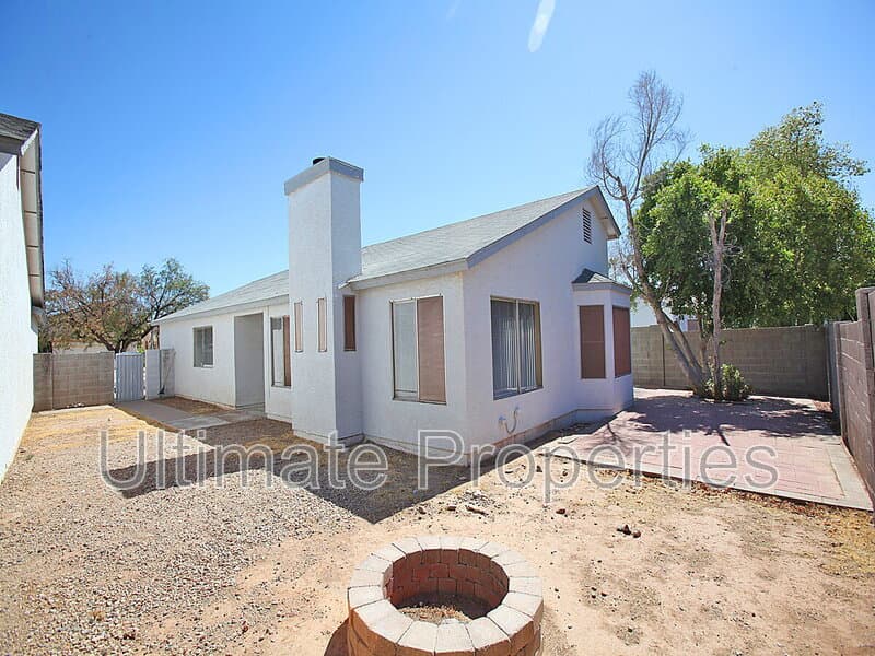 Peoria House: 8832 W Saint John Rd