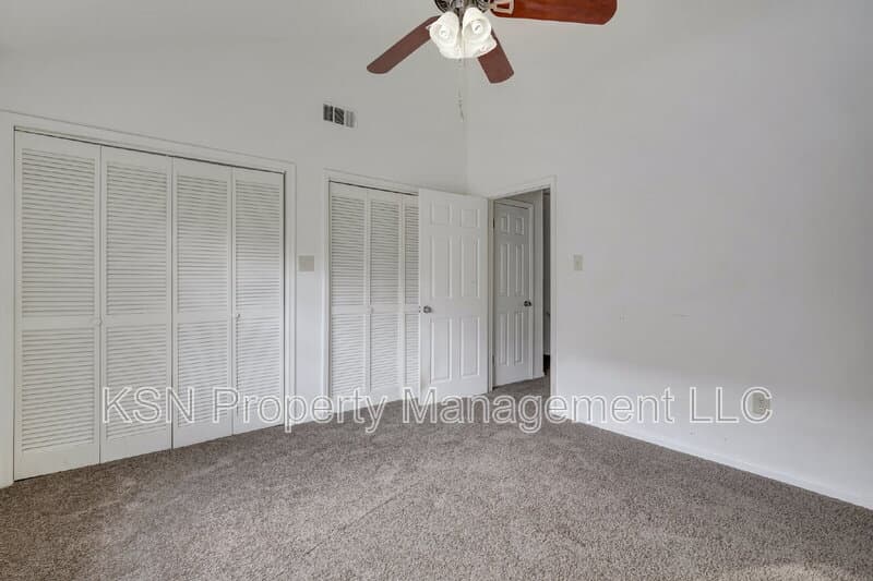 Savannah Townhome: 2220 East Victory Drive