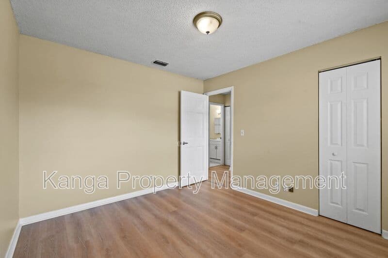 Greenacres House: 6126 Wauconda Way E