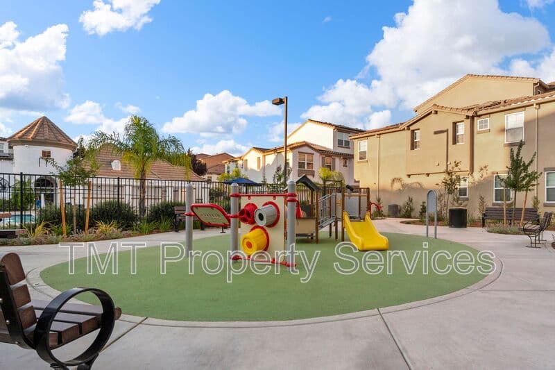 Sacramento Townhome: 23 Advantage Court